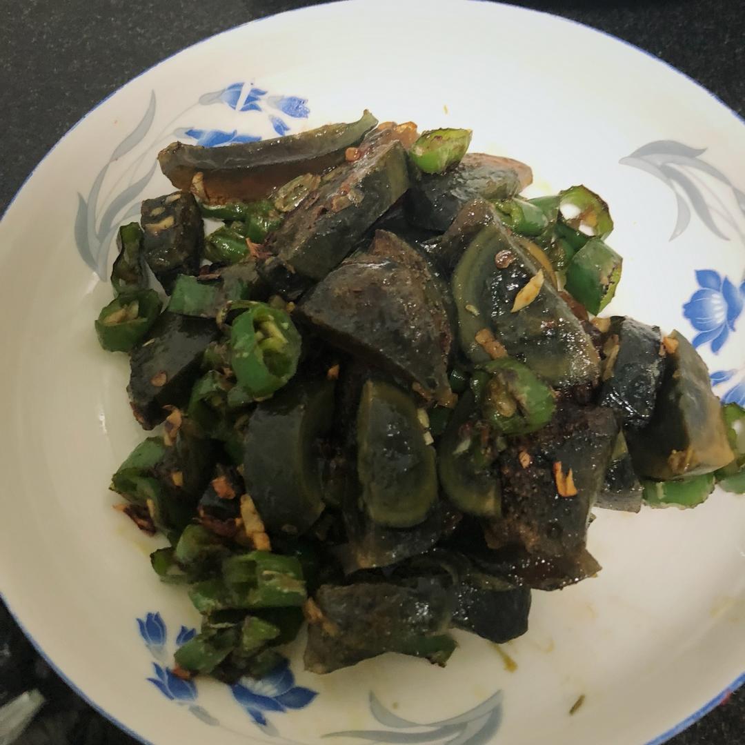 一份裹着青椒蒜末香的皮蛋，吃的连渣都不剩的青椒炒皮蛋