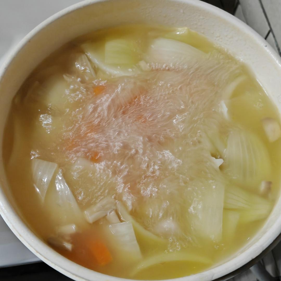 菌菇蔬菜高汤的做法 步骤2