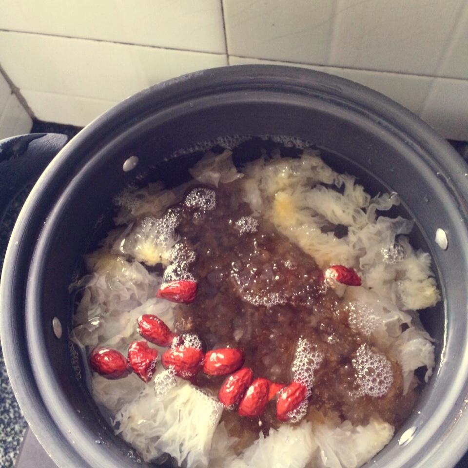 美容润肤 益气补血《桃胶皂角米百合银耳红枣羹》