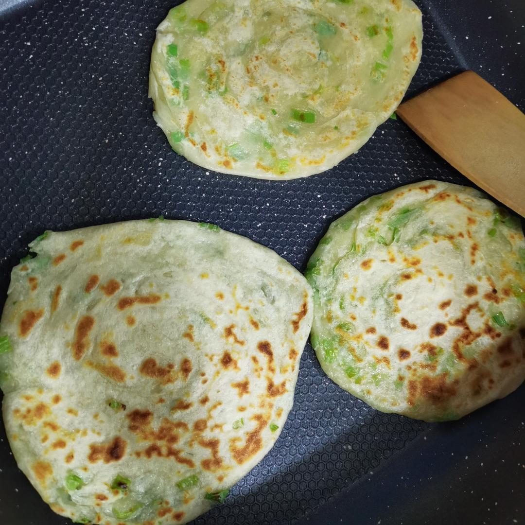 家常葱油饼 柔软多层 凉了也不硬 附细节视频详解
