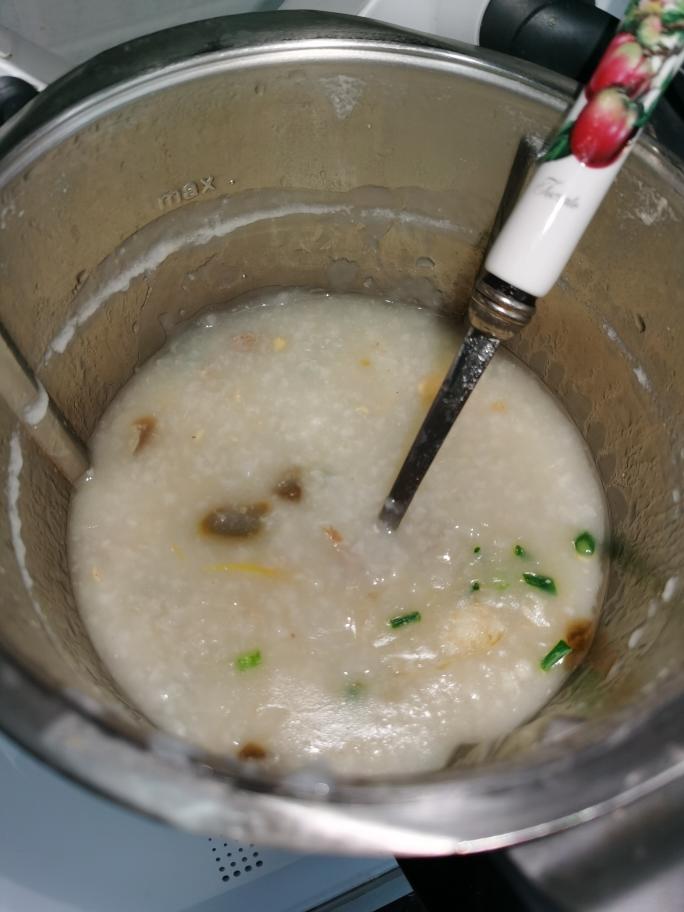 小美熬制简单好吃的皮蛋瘦肉粥的做法