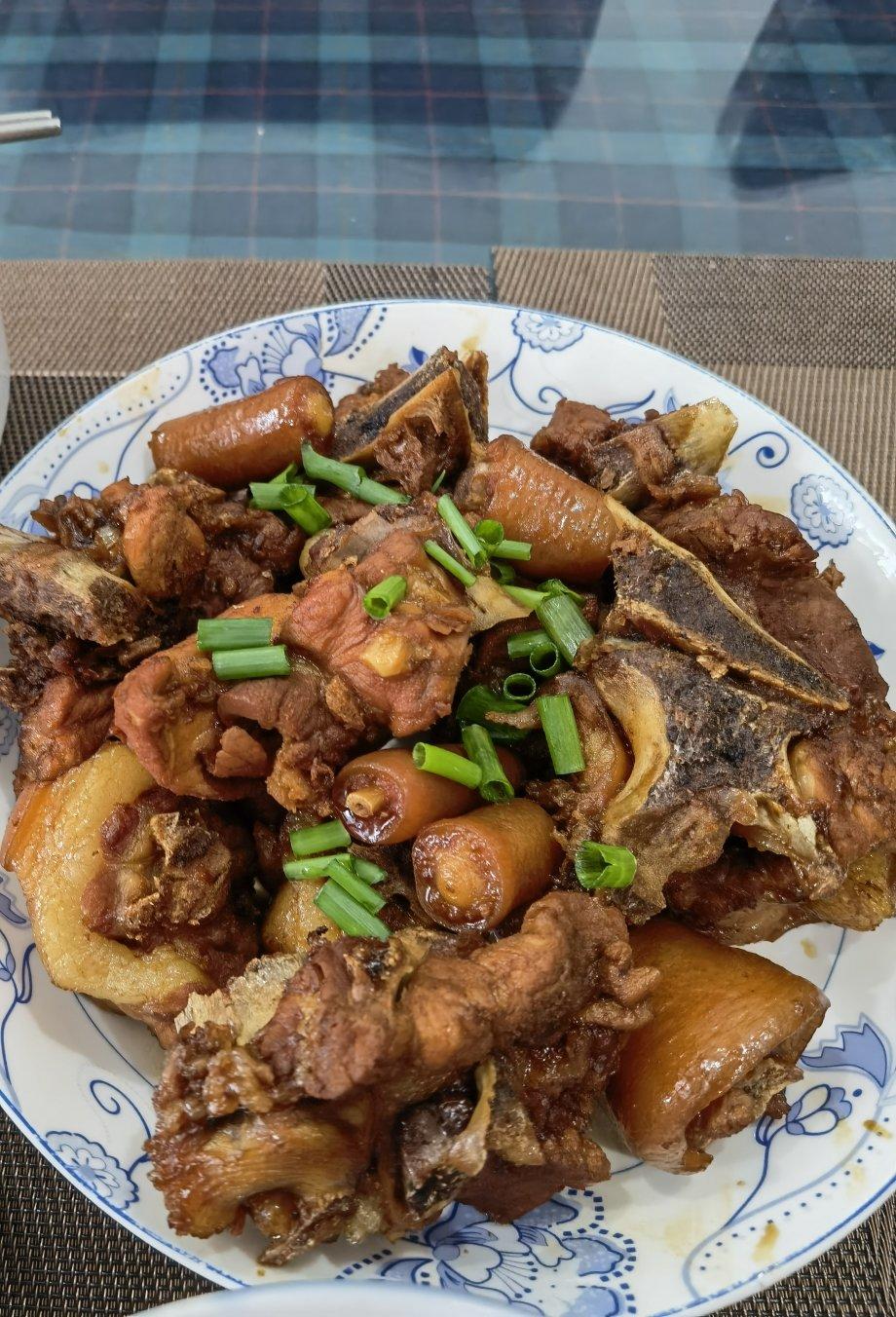 炖猪尾骨
