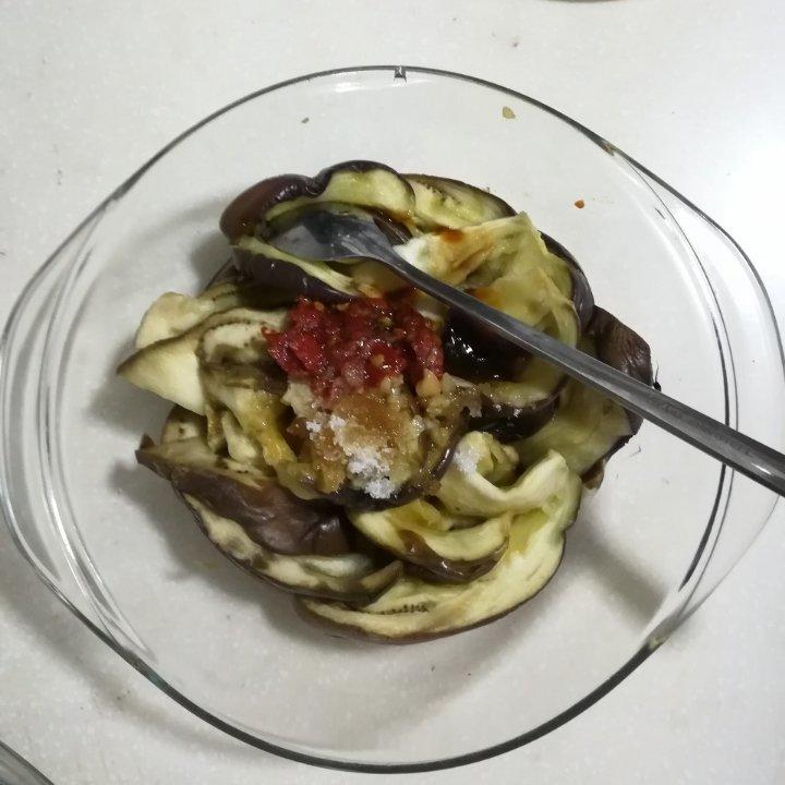 凉拌茄子（微波炉版）。