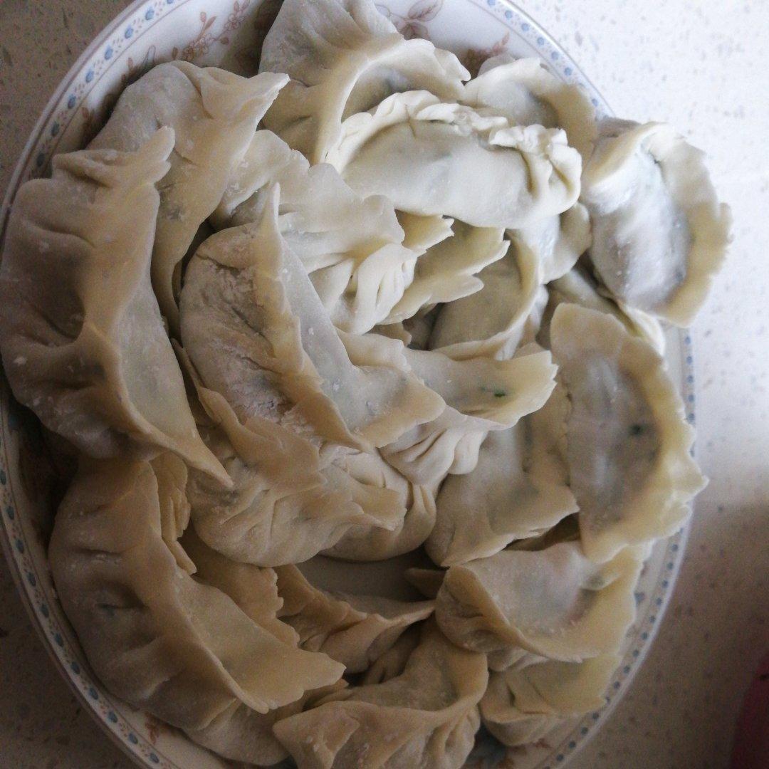 韭菜猪肉饺子(附擀皮和最简单的饺子包法)
