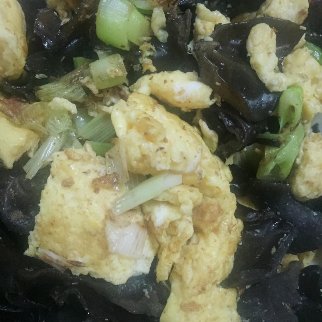 木耳炒鸡蛋 Wood ear Mushrooms with Egg