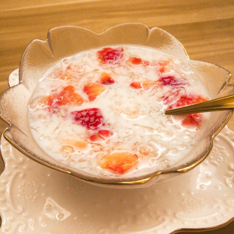 牛奶草莓燕窝