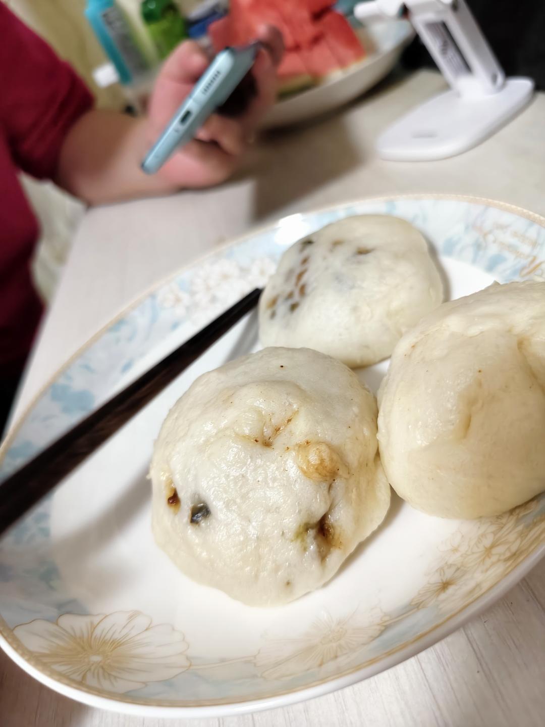 酱肉包升级版（加了点木耳和芹菜 好吃惨了）