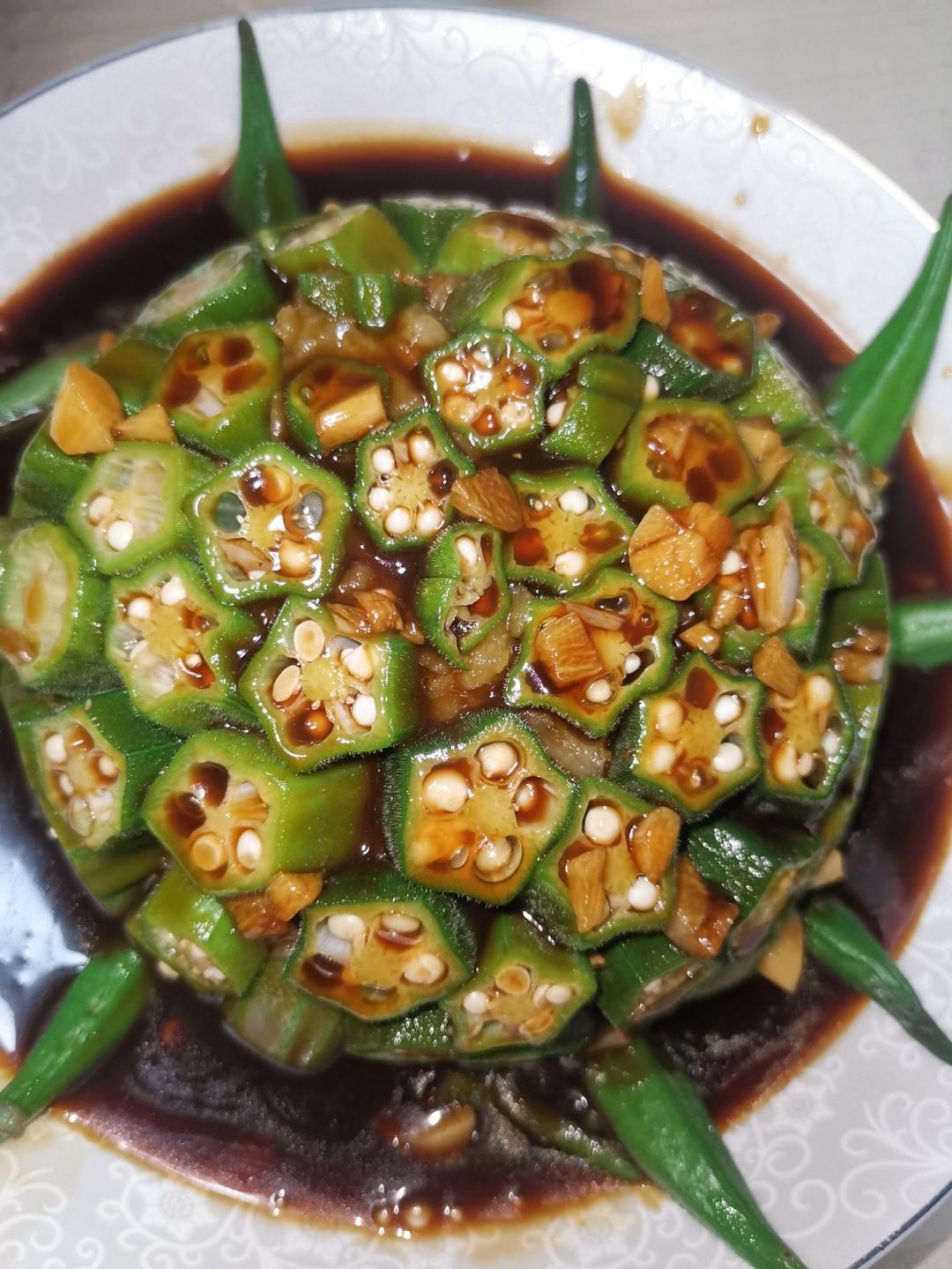 这绝对是秋葵颜值最高的做法，好看又好吃，端上桌最先光盘