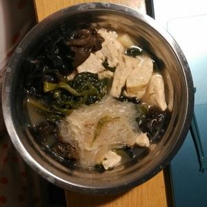 菠菜木耳豆腐粉丝汤的做法 步骤4