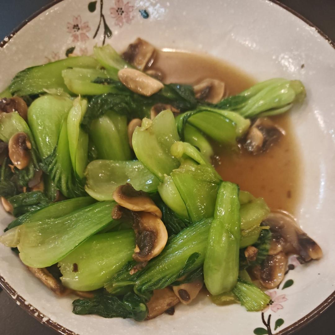 鲜美的口蘑炒青菜