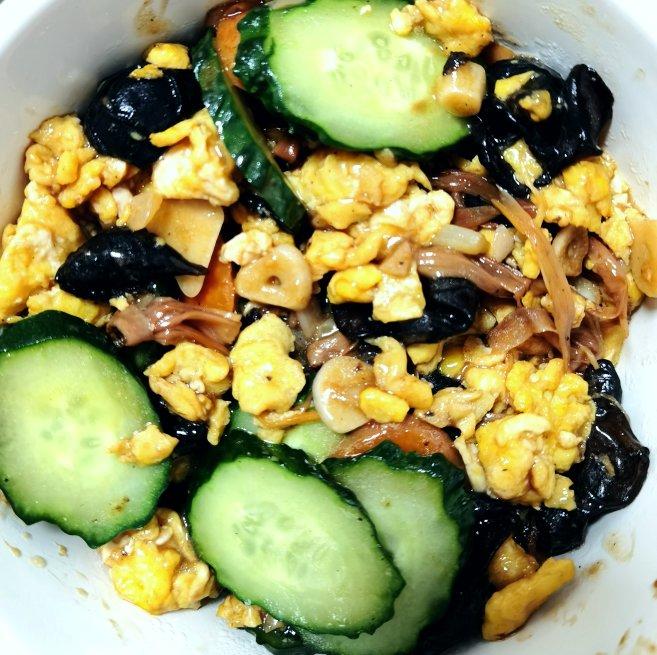 木耳黄瓜胡萝卜炒鸡蛋