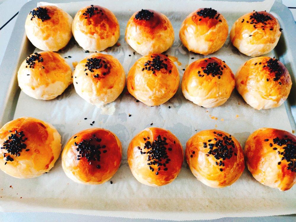 酥到掉渣的美味蛋黄酥