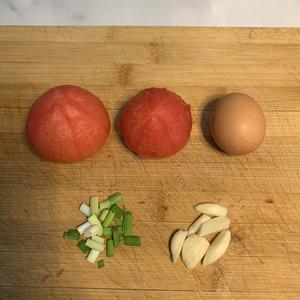 只需一步，不需要番茄酱也能做出浓郁汤汁的西红柿鸡蛋面的做法 步骤4