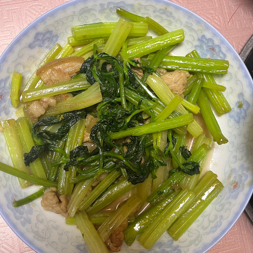 猪肉炒芹菜（小时候的家常菜）