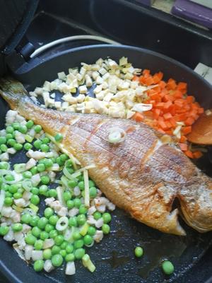 老郑家电饼铛私房菜--干烧大黄鱼的做法 步骤12