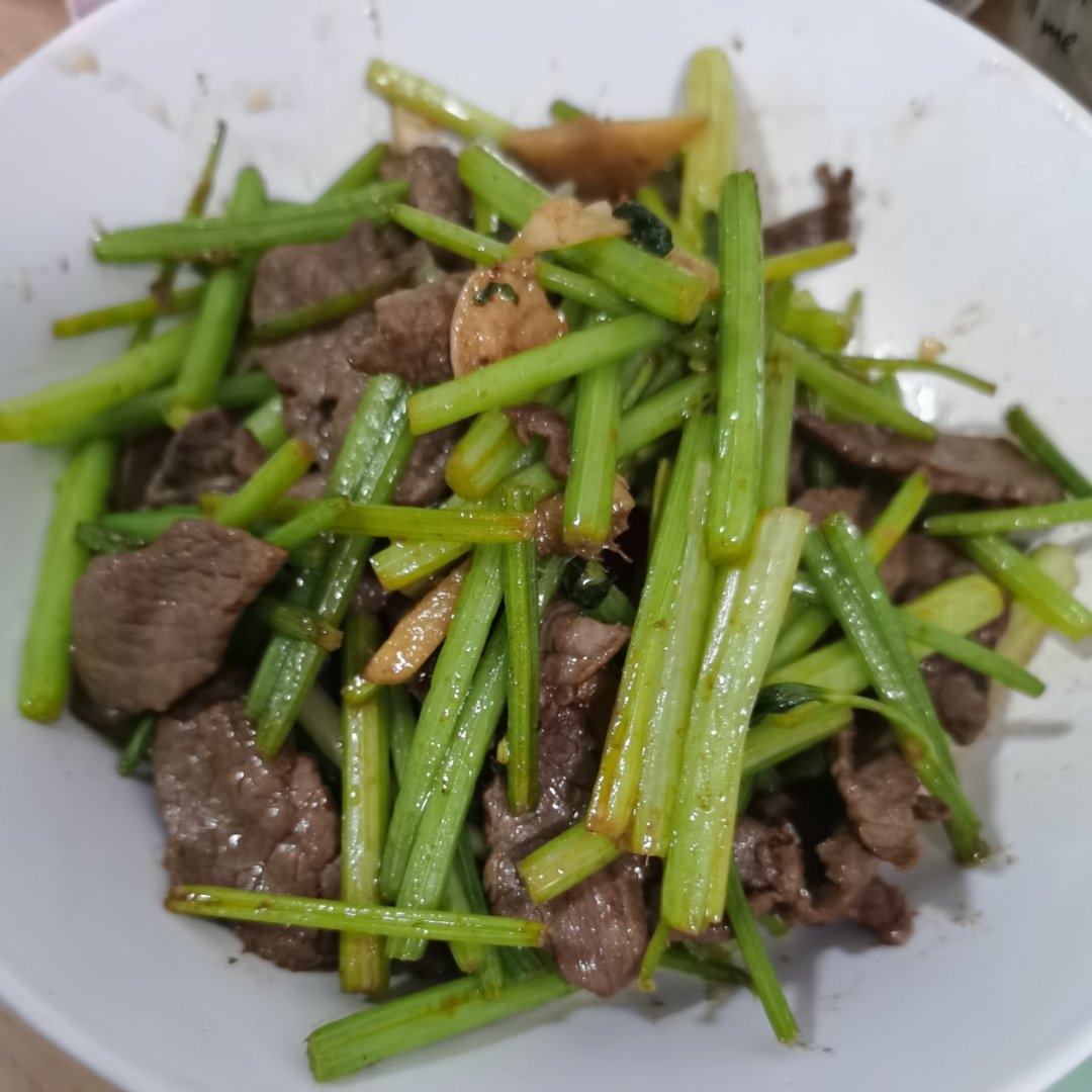 好吃到邻居敲门蹭饭的芹菜炒牛肉！