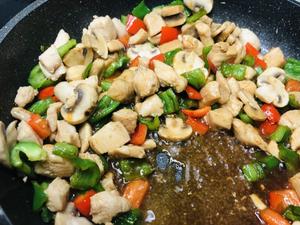 蘑菇炒鸡丁营养美味🔥减脂必备的做法 步骤9