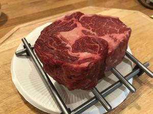 碳火慢烤厚切肋眼牛排Slow Charcoal Grilled Thick-cut Ribeye Steak的做法 步骤2