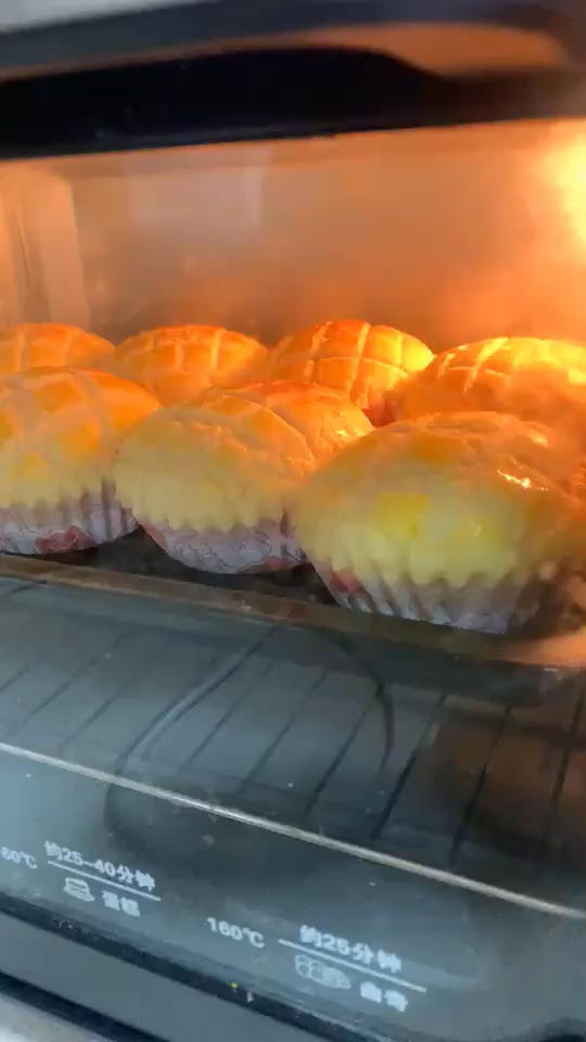 好吃到炸裂的港式菠萝包（附带制作酥皮的小视频）