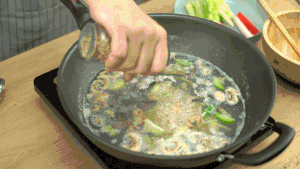 鲜到掉牙的蛤蜊海鲜汤的做法 步骤5