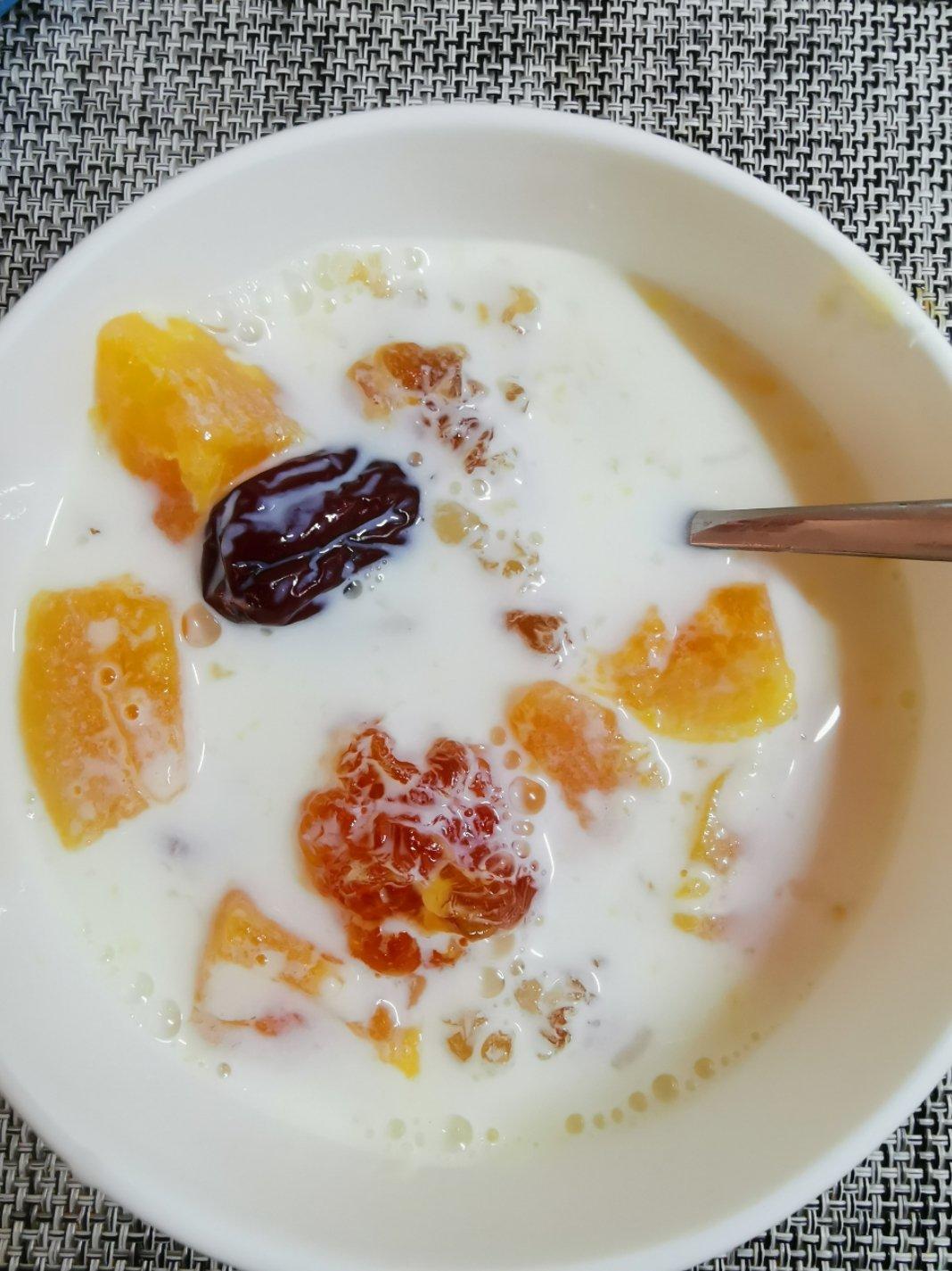 木瓜桃胶炖牛奶