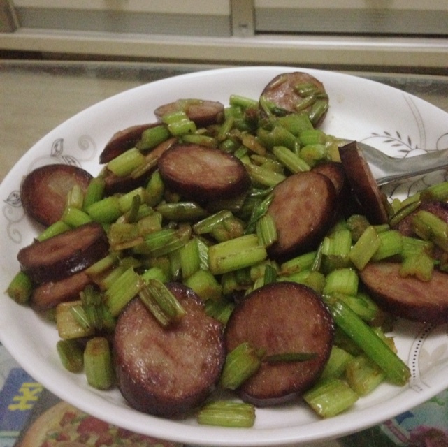 腊肠炒芹菜