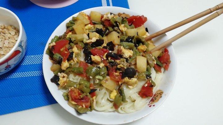 西红柿茄子肉丁打卤面