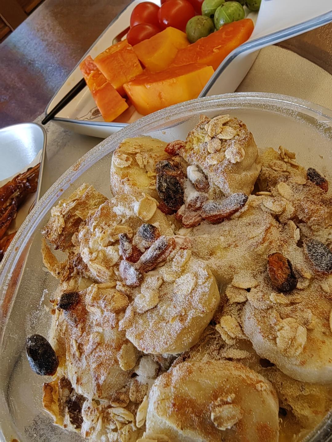 有加肉桂粉的吐司布丁碗