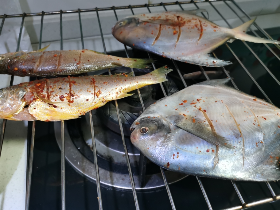 家庭版烤鲳鱼黄鱼的做法 步骤3