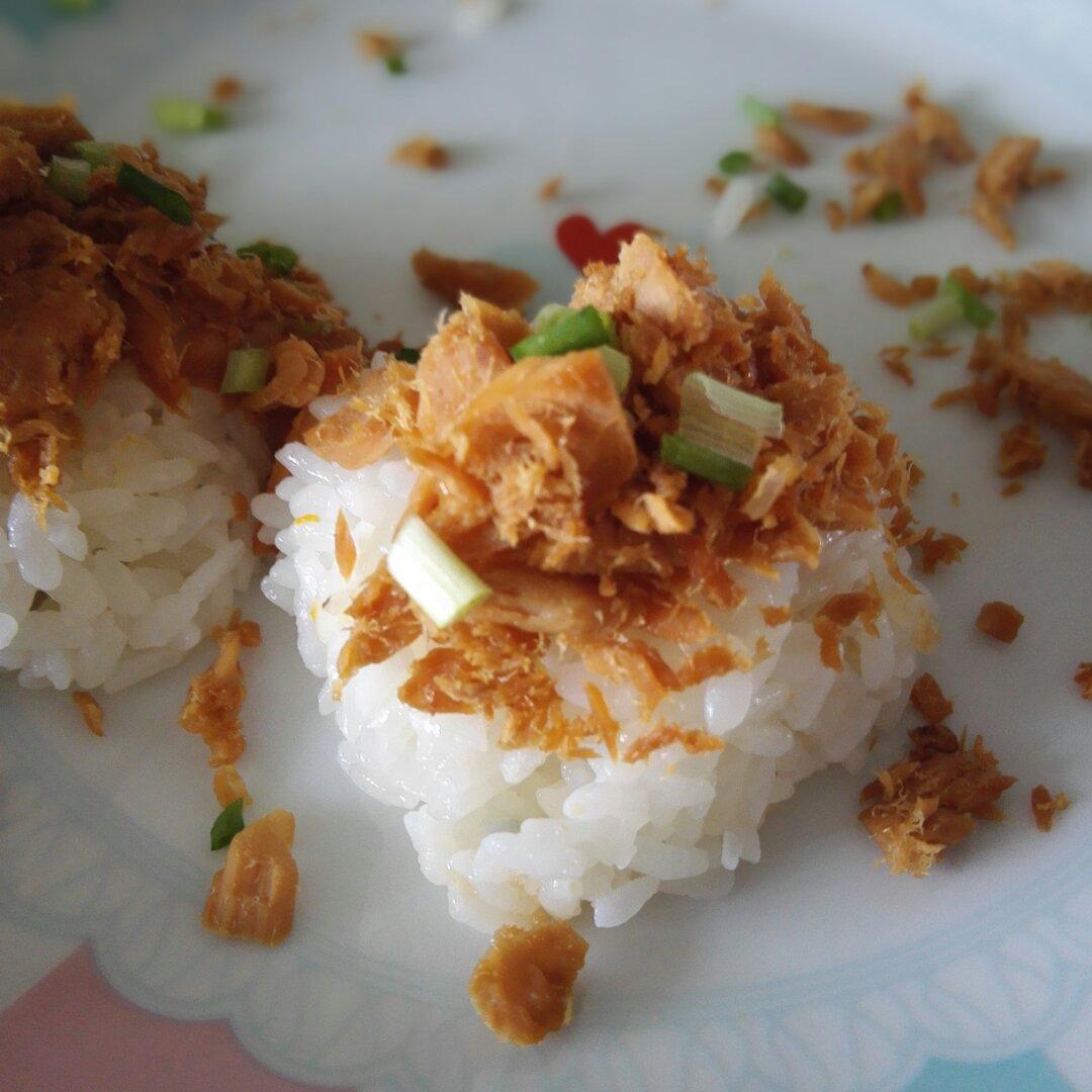 葱香鲔鱼饭团