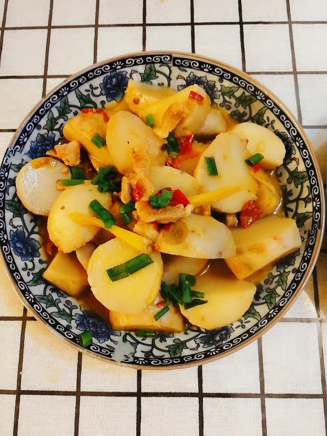 剁椒芋头，轻松去芋头皮的做法