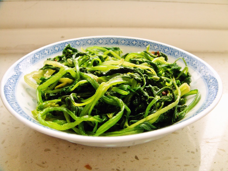 凉拌芹菜叶