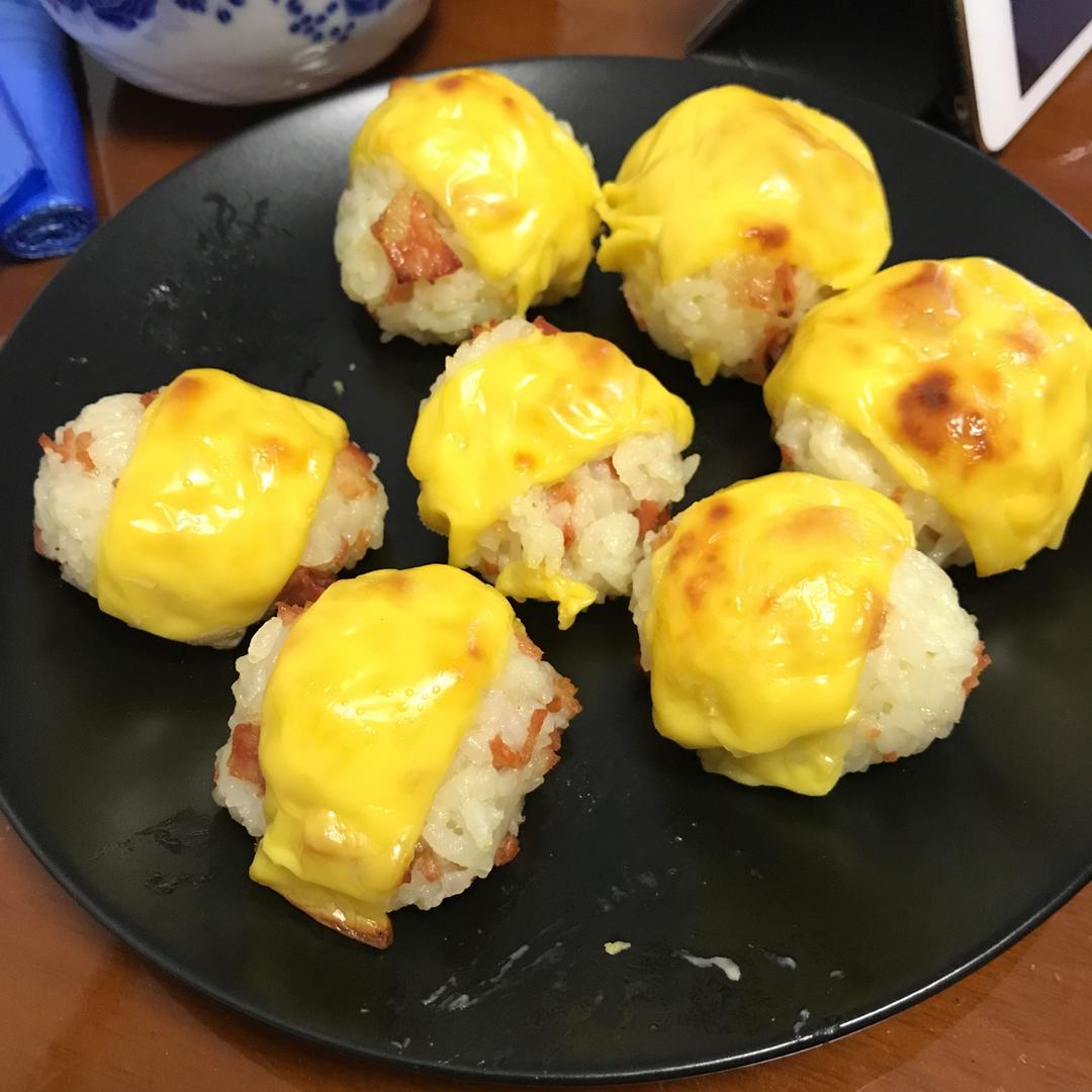 奶酪片烤饭团。