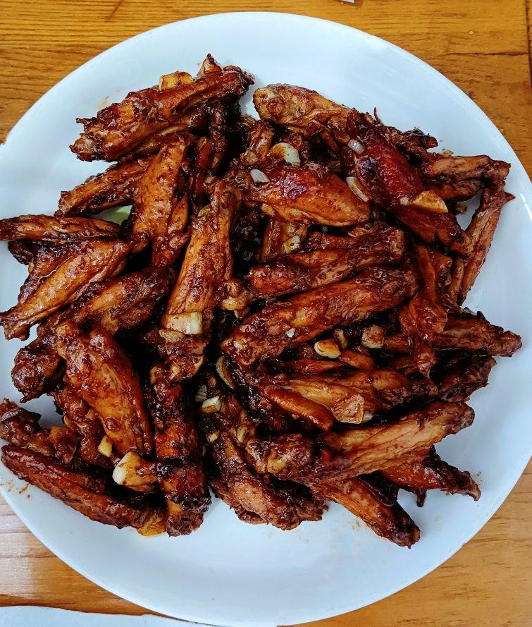 蒜香浓郁，鲜嫩多汁的蒜香鸡翅