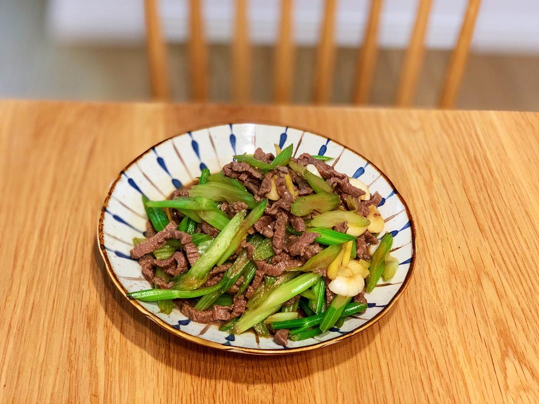 快手减脂餐西芹牛肉的做法