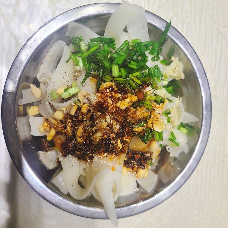 【超简单自制凉皮的做法步骤图，怎么做好吃】四川煮饭匠_下厨房