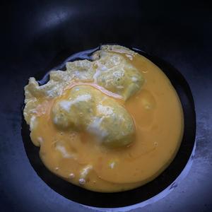 舌尖上的美食の丝瓜蘑菇炒鸡蛋的做法 步骤9