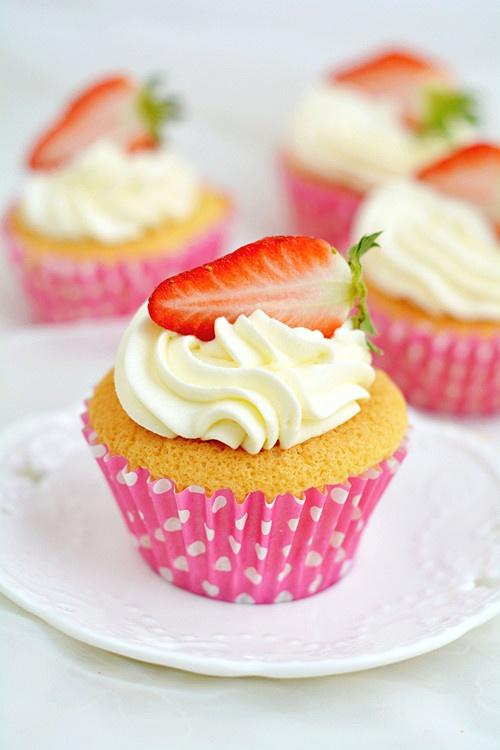 草莓奶油杯子蛋糕——三八节，犒劳自己的小甜品