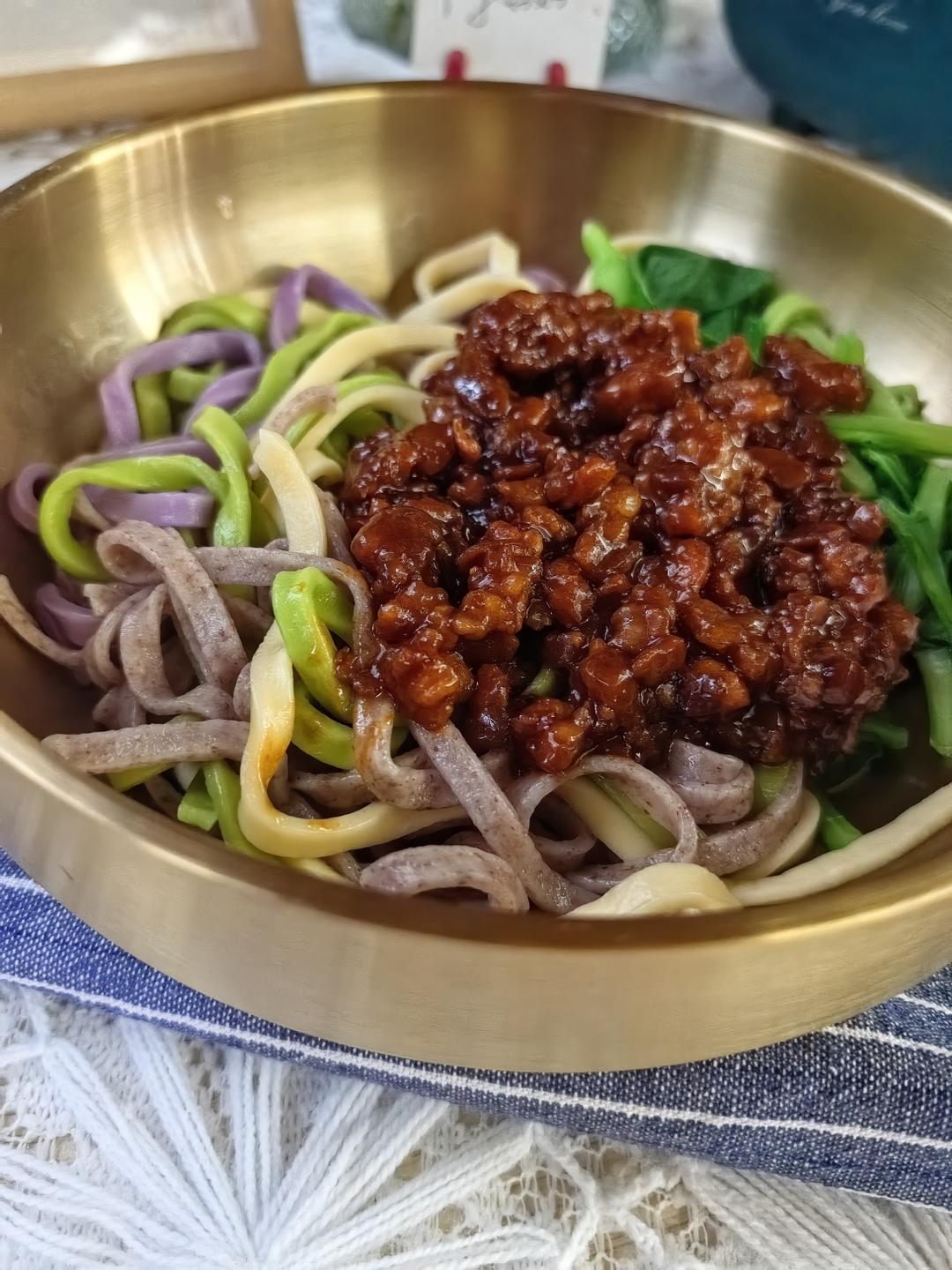彩色蔬菜面条/在家用压面机做面条