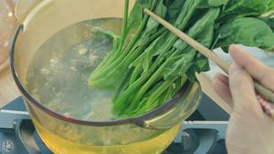 菠菜蛋黄粥 & 上汤菠菜的做法 步骤2