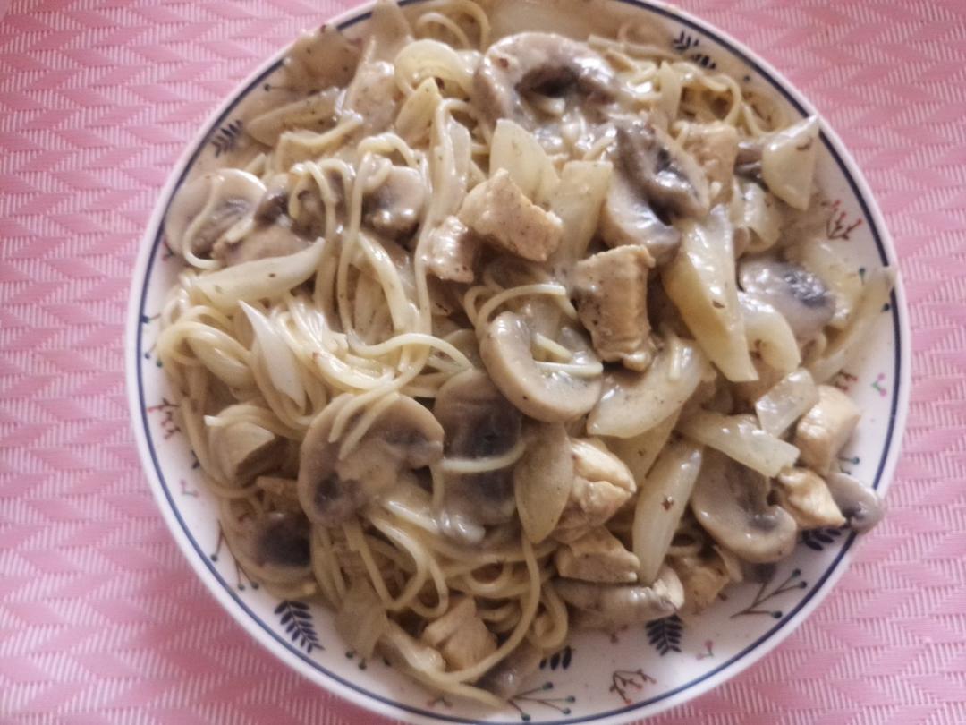 奶油鸡肉蘑菇意面