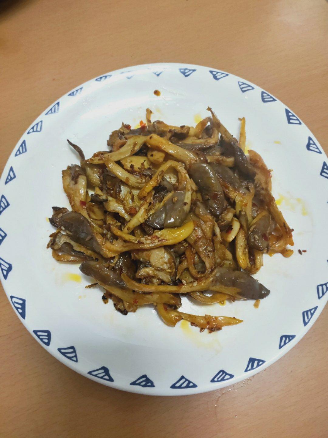 孜然蒜蓉辣酱炒鲜蘑