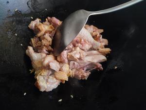 家常菜～香喷喷的蒜苗炒鸡的做法 步骤2