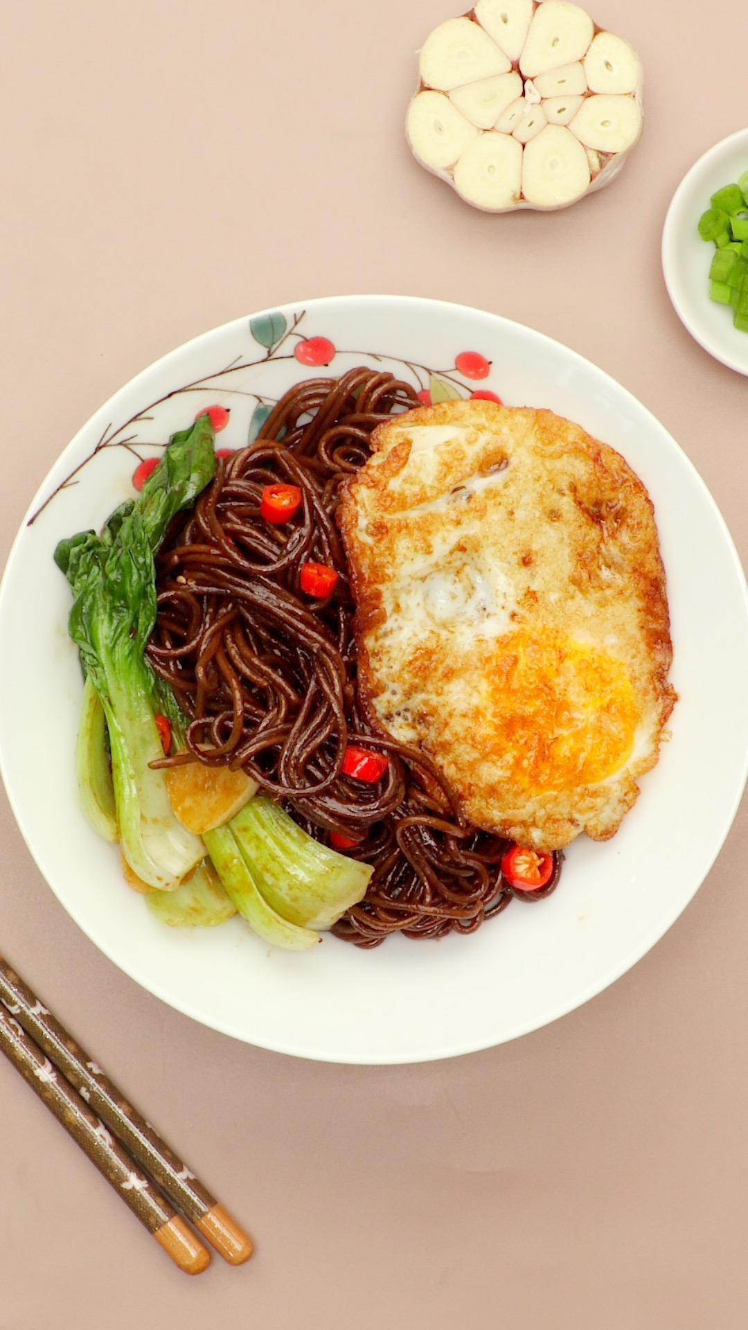 荷包蛋焖荞麦面的做法