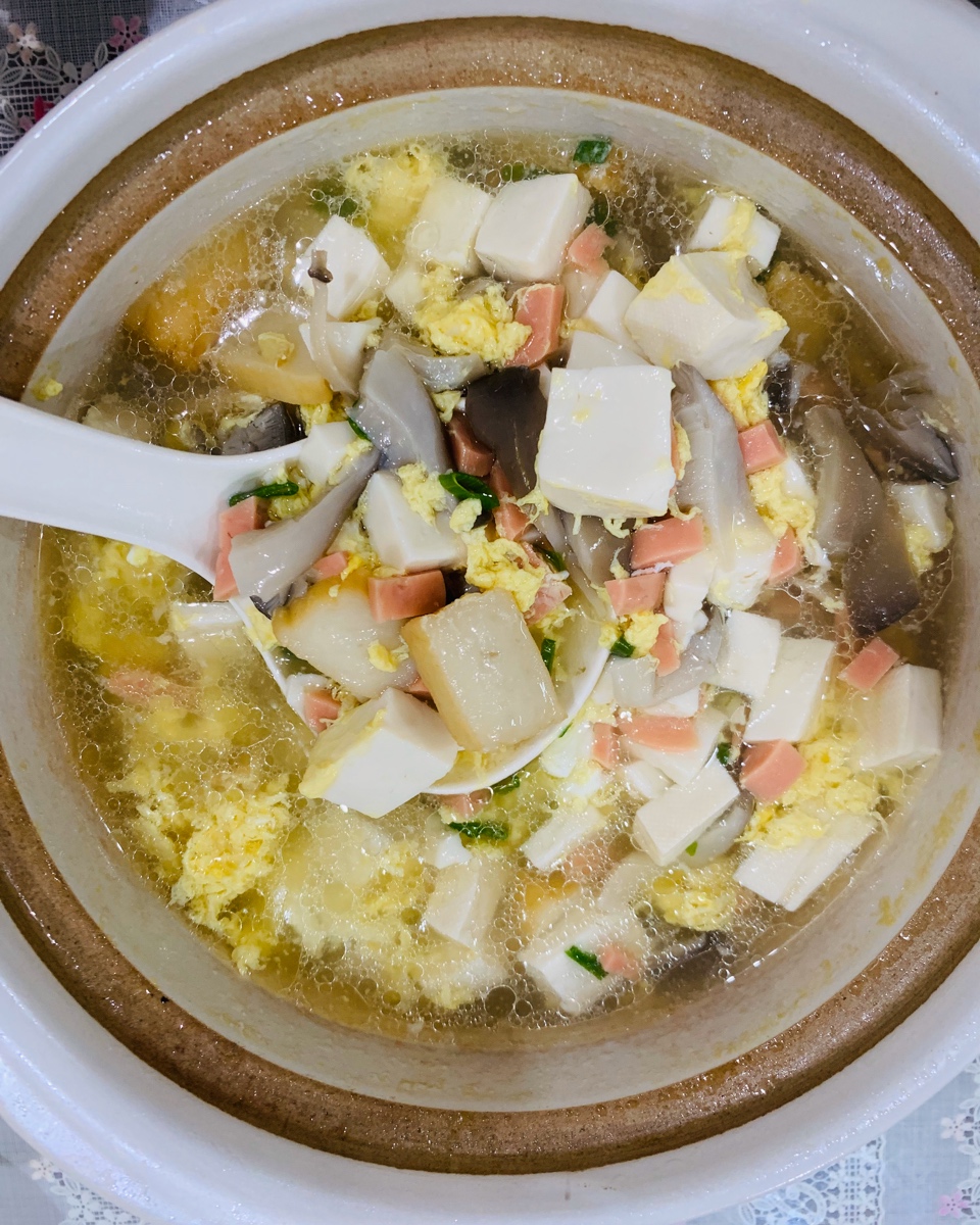 鲜掉眉毛的菌菇豆腐汤