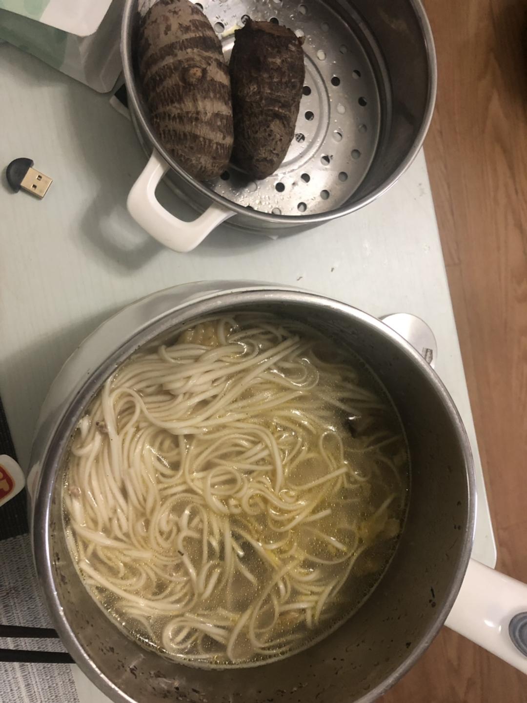 电煮锅剩鸡汤煮面条，蒸芋头
