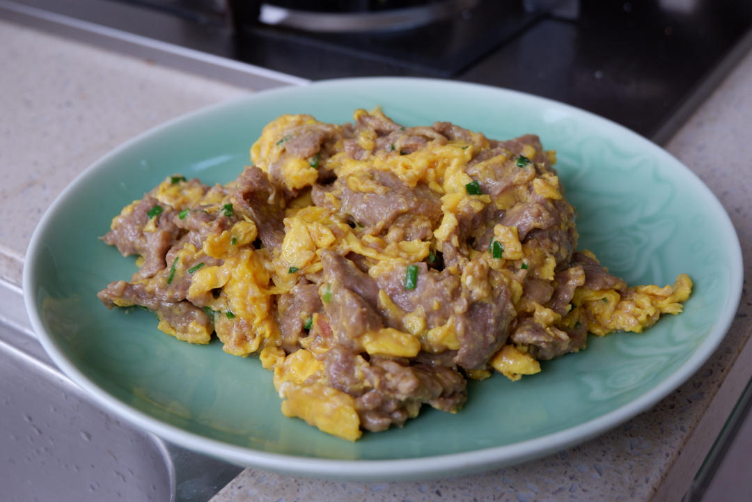 呲溜入口的鲜香 茶餐厅必点美食｜滑蛋牛肉