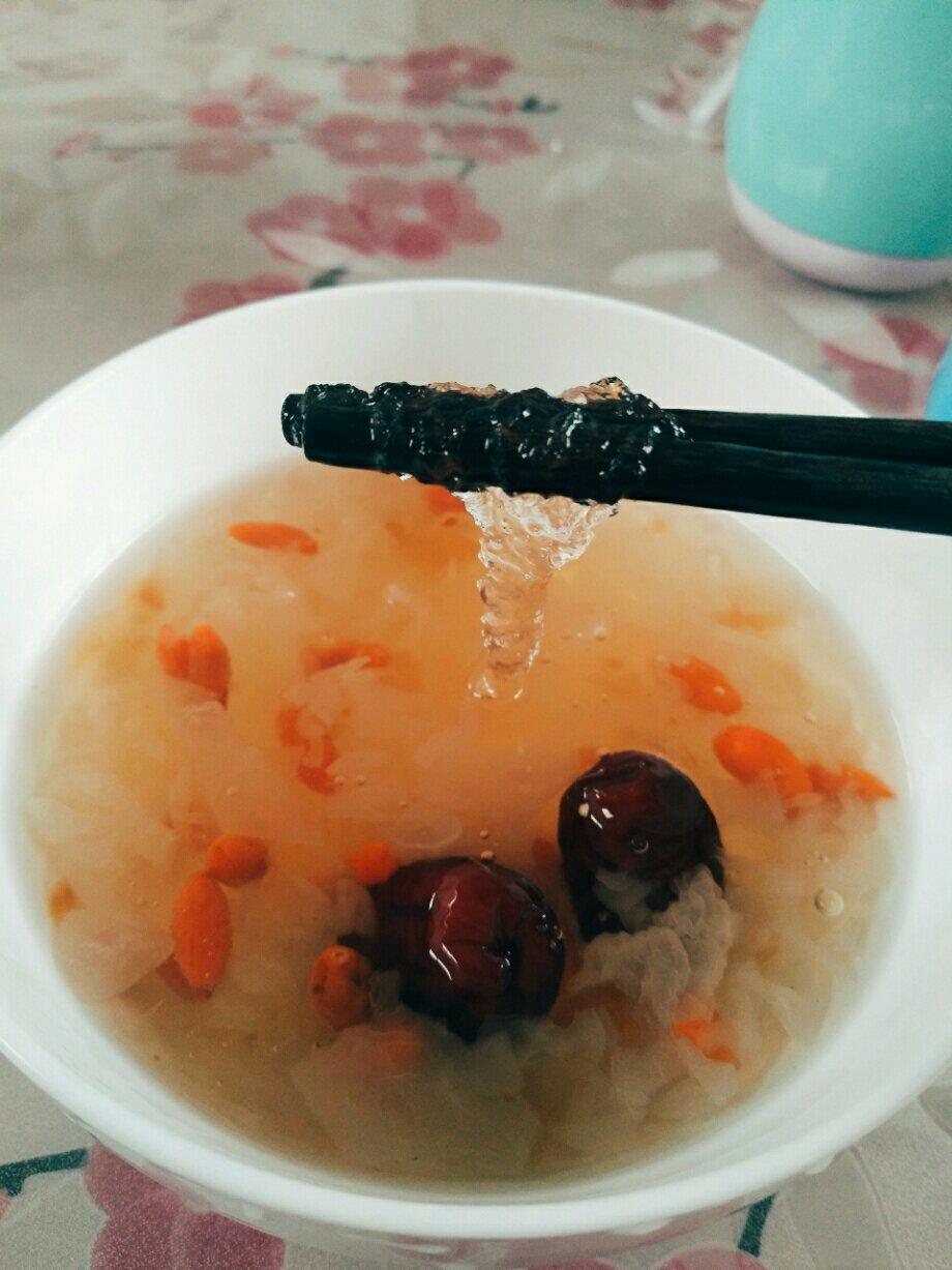 银耳雪燕桃胶皂角米羹