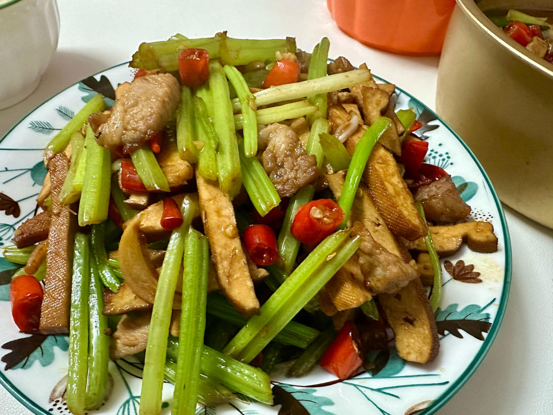 芹菜香干炒肉的做法