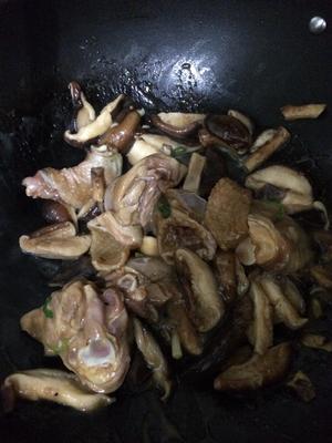 蚝油香菇炒鸡的做法 步骤4